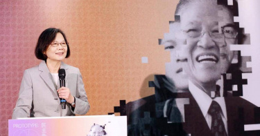 小英男孩涉入綠能弊案 蔡英文辦公室表態了。（圖／蔡英文臉書截圖）