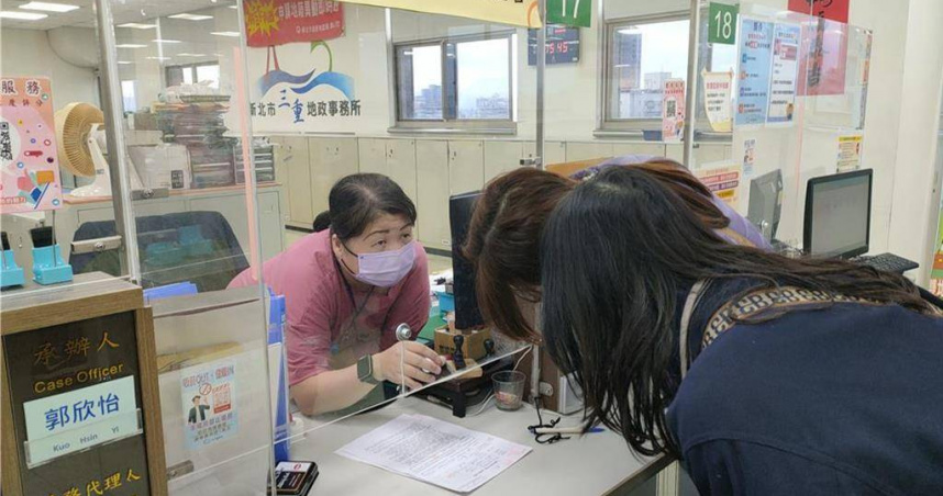 近年詐騙案件從投資、網購、交友詐騙，轉向金額更龐大的房屋詐騙，內政部鼓勵民眾申請「地籍異動即時通」，有異動時可同步通知信任親友，多一層阻詐機制。（圖／新北市地政局提供）