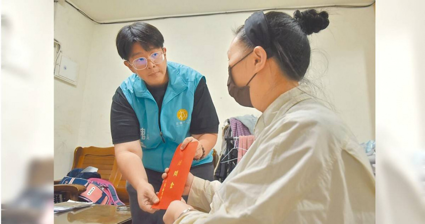 花蓮市蘇姓男子與陸籍配偶育有9名女兒，日前遭宣告腦死。事發後花蓮市長魏嘉彥（左）前往蘇家致贈慰問金，盼社會伸援協助。（圖／花蓮市公所提供／中國時報王志偉花蓮傳真）