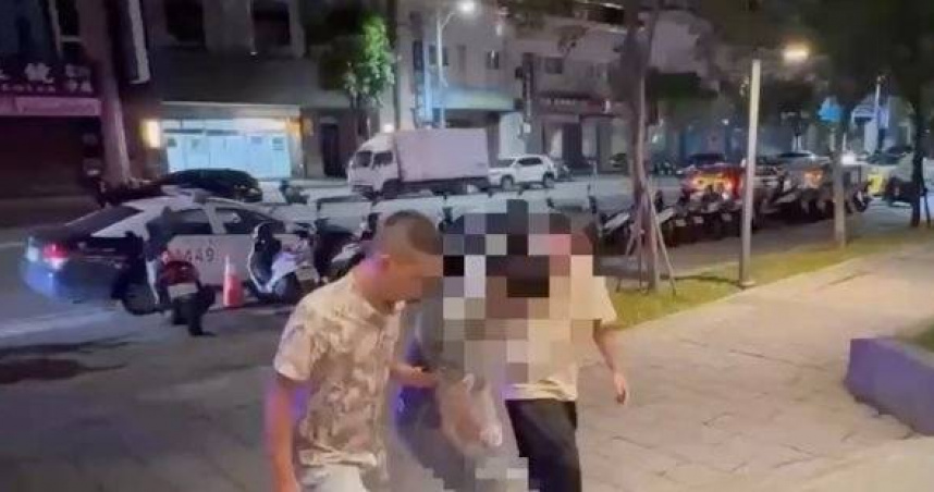 前員工持雙刀狂攻警，220公里驚險追捕落網。（圖 ／翻攝畫面）