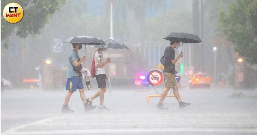 中央氣象署針對11縣市發布大雨特報，及2縣市有大雷雨，持續時間至傍晚17時。（示意圖／黃耀徵攝）