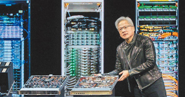 美媒18日報導，輝達客製CPU將由台積電晶圓代工、英特爾封裝。圖為輝達執行長黃仁勳。（圖／路透）