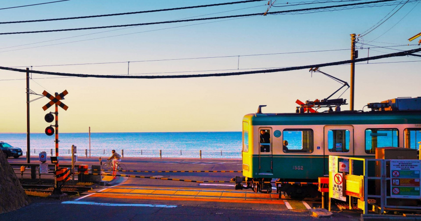 「鎌倉高校前站」平交道因動漫《灌籃高手》片頭曲爆紅。（圖／翻攝自PhotoAC）