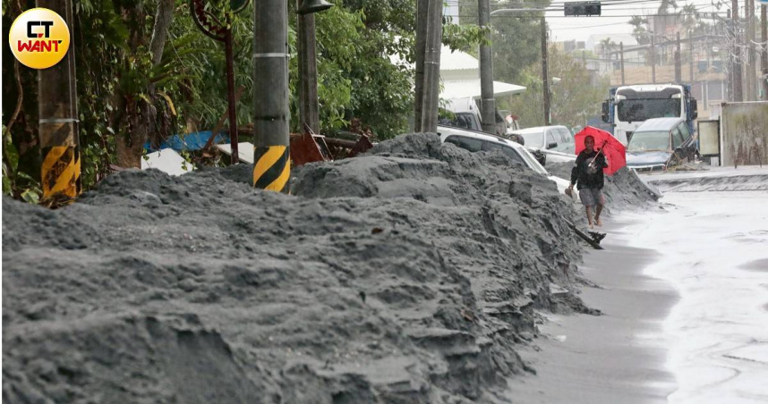 馬太鞍溪堰塞湖溢流事故，釀成15死慘案，有家屬相當擔心尚未脫困的家人。（圖／黃耀徵攝）