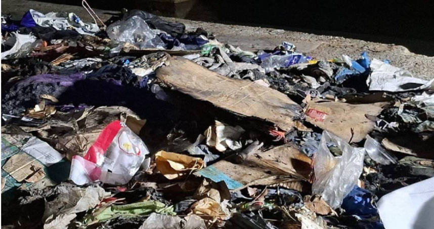 近日，泰國大城曼谷發生一起驚悚命案。一名72歲街友被發現陳屍當地一處運河橋下，遺體不僅斷成兩截，且上下半身體相距達3公尺遠，甚至有部分器官不見蹤跡。（圖／翻攝The Thaiger）