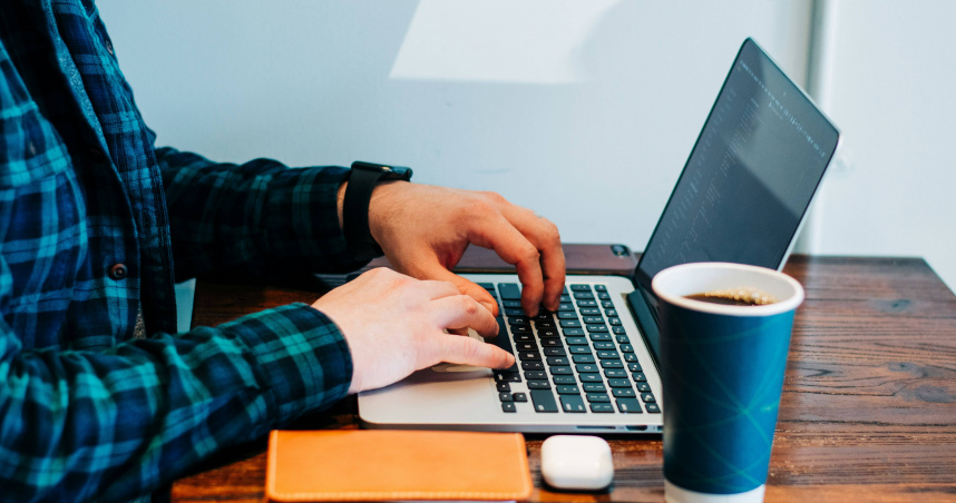 不少網友分享，自己進公司後會先慢慢吃早餐、喝咖啡、上廁所才開始工作。（示意圖／翻攝自unsplash）