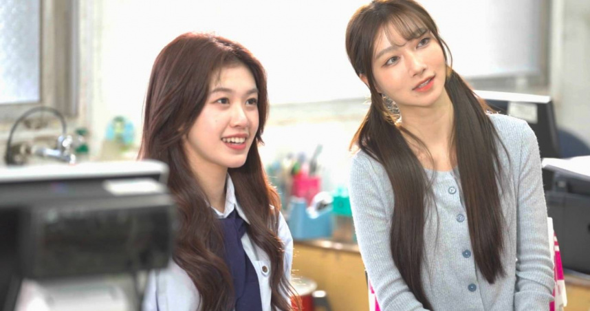 營站迎來啦啦隊女神一粒（右），和甜美女孩紀欣伶（左）。圖／台視。（圖／台視提供）