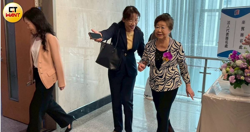 遠東商銀董事長侯金英於今年5月22日，親自出席股東會擔任主席。（圖／李蕙璇攝）