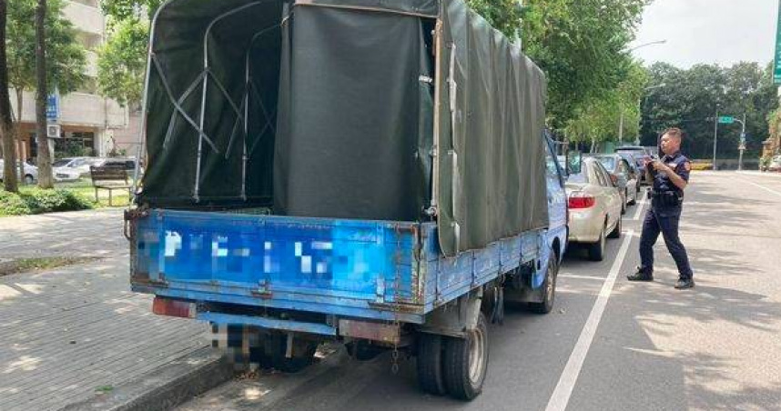台中警方拖吊霸佔車位的無牌車。（圖 ／翻攝畫面）