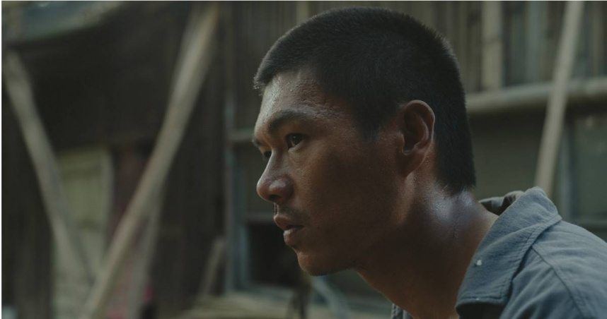 柯煒林在片中飾演隨部隊從廣東撤台的「趙公道」，一開口就以濃重廣東腔的國罵「馬你個逼！」、「草林良！」（圖／華文創提供）