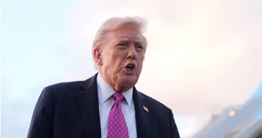 美國總統川普（Donald Trump）稱美軍日前在加勒比海對一艘疑似販毒潛艇發動襲擊後，將兩名倖存者分別遣返回其祖國厄瓜多與哥倫比亞。（圖／達志／美聯社）