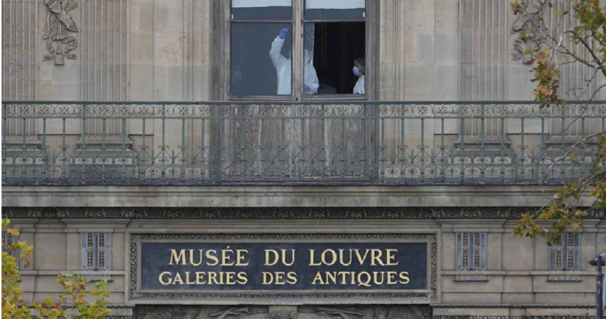 巴黎警方19日在羅浮宮內展開調查。（圖／達志／美聯社）