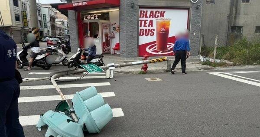 生鏽號誌桿「啪」斷倒地險砸車。（圖 ／翻攝畫面）