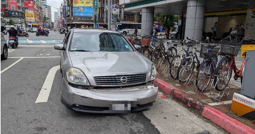 犯嫌因毒品案遭查，竟跳車逃逸，轎車撞上人行道才停止。（圖／翻攝畫面）