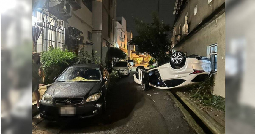 台中男深夜爆衝民宅牆上車懸空卡牆。（圖／翻攝畫面）