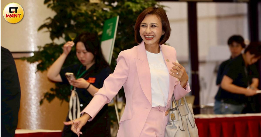 民進黨立委邱議瑩表示，國家利益應高於派系考量，將全力以赴爭取市民支持及黨內提名。（圖／方萬民攝）