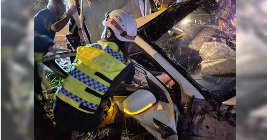 羅姓女子無照又酒駕自撞路樹，導致車上5名未成年人分受輕重傷，11歲男童還一度無生命跡象。（圖／翻攝畫面）