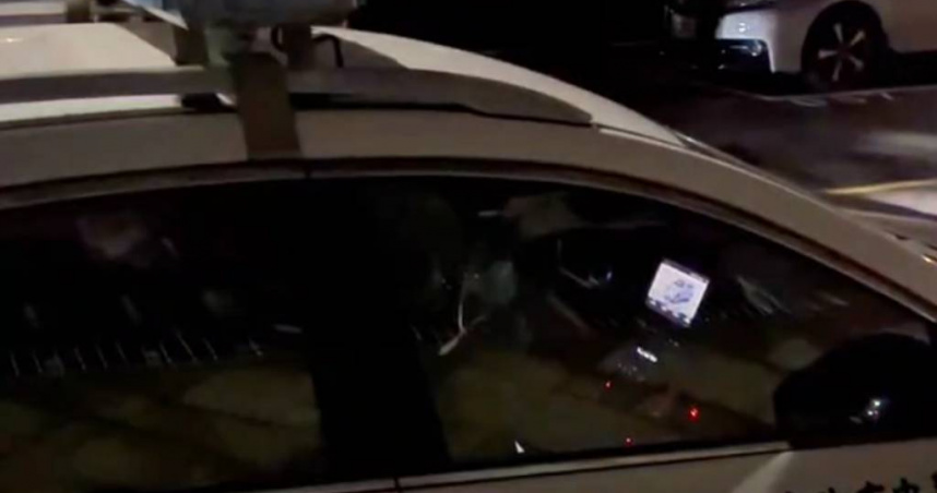 深夜巡邏變「追劇」警車內滑抖音遭拍！    台中警澄清真相、2員警被申誡