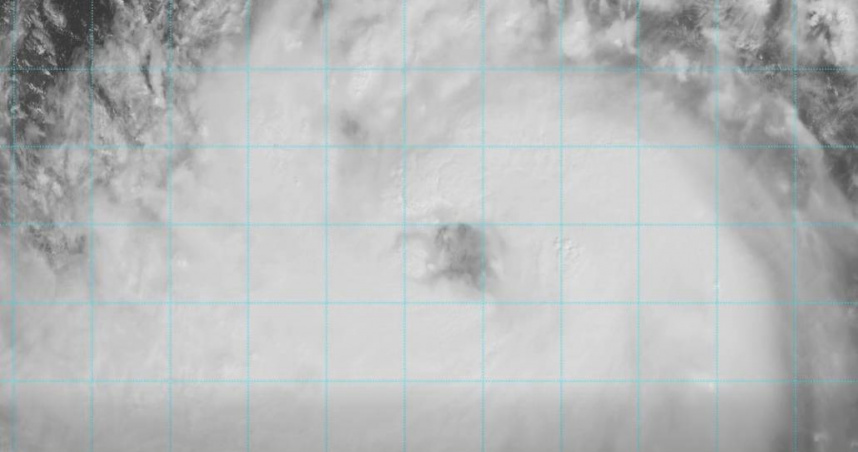 前氣象局（現為氣象署）局長鄭明典表示，昨天（7日）傍晚開始，颱風強對流區開始往環流中心方向內縮，越來越集中。（圖／翻攝自臉書，鄭明典）