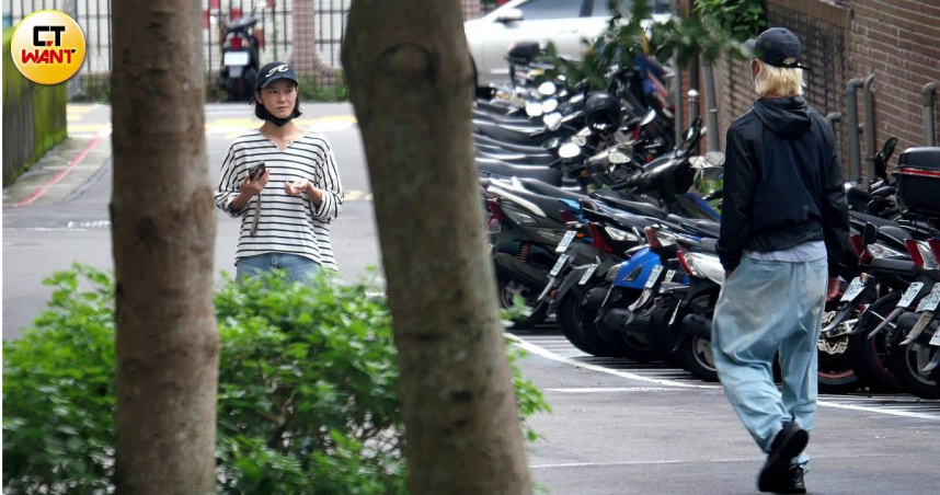 鍾瑶走在前面，隨後停下等待Kair跟上。（圖／本刊攝影組）