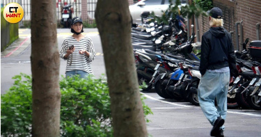 鍾瑶走在前面，隨後停下等待Kair跟上。（圖／本刊攝影組）