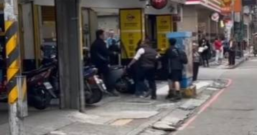 高男不滿被按喇叭，竟以肉車檔車，吳姓司機一氣之下下車理論，雙方爆發口角衝突。（圖／翻攝畫面）