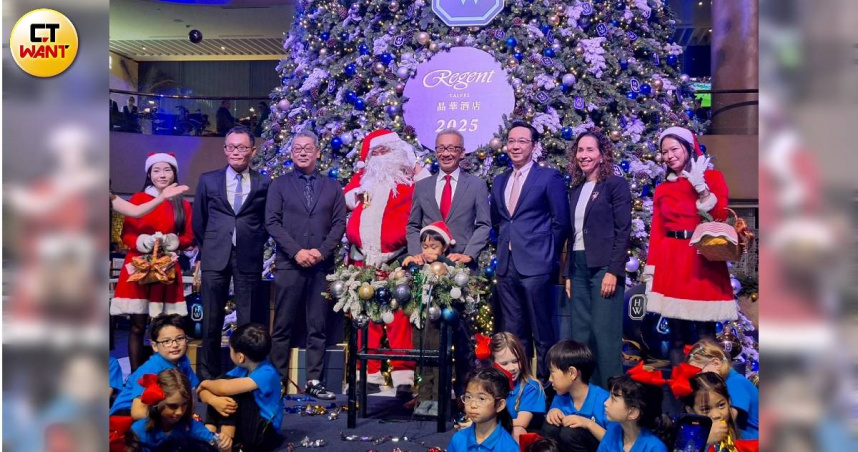 台北晶華酒店今日舉辦聖誕樹點燈儀式，董事長潘思亮認為，要先解決缺工，才能幫助產業成長。（圖／林榮芳攝）