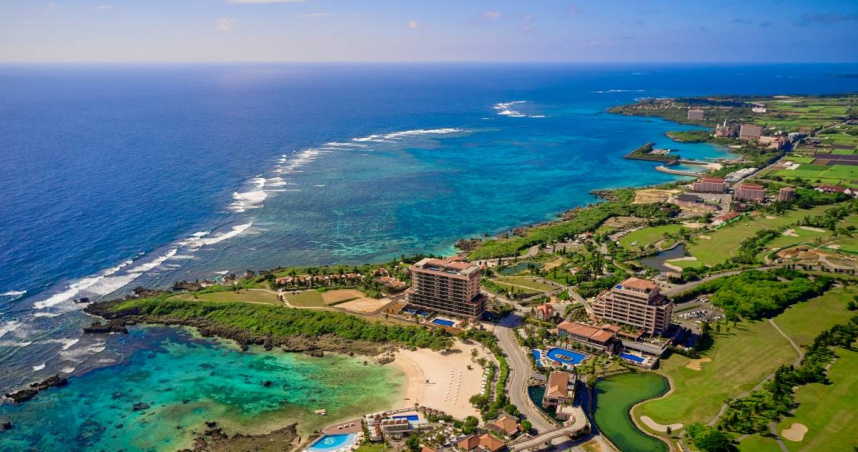 宮古島住宿與休假選擇多元，包含知名的 Shigira 度假村集團，旅客可依預算安排理想的慢旅行體驗。（圖片提供／星宇航空）