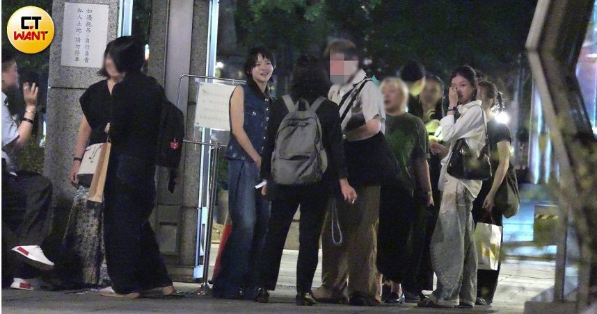 Netflix的金鐘派對結束後,林廷憶與經紀人在與詹子萱等人告別後一同離開。(圖/CTWANT)