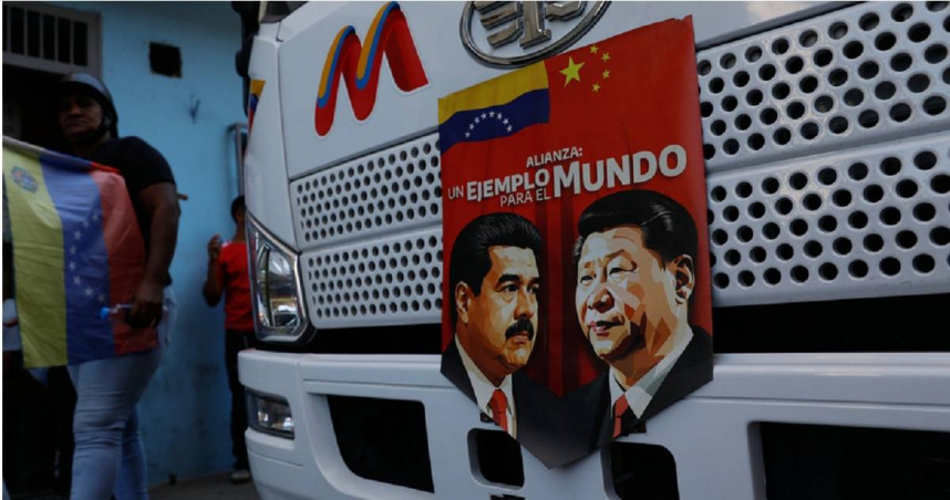 委內瑞拉首都卡拉卡斯1輛巴士車頭懸掛的橫幅，上面印有委內瑞拉總統馬杜洛（左）和中國國家主席習近平（右）。（圖／達志／美聯社）