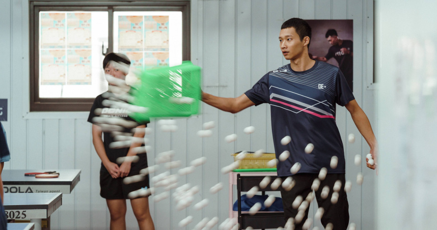 黃冠智（右）在《恨女的逆襲》中演出嚴厲的教練，會把球撒在地方要學生去地上撿。（圖／華映娛樂）