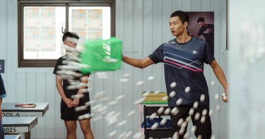 黃冠智（右）在《恨女的逆襲》中演出嚴厲的教練，會把球撒在地方要學生去地上撿。（圖／華映娛樂）