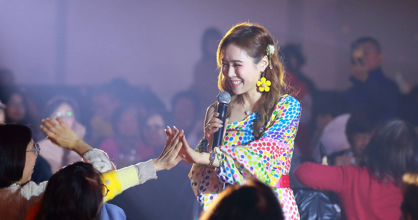 吳申梅3日再度登上《穿越紅人Show》5G 沉浸式懷舊演唱會。（圖／喜上梅梢娛樂提供）