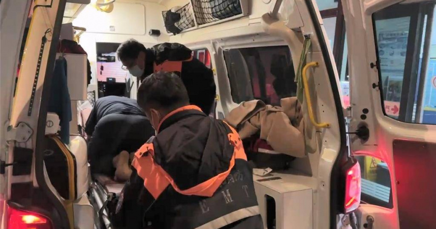 陳姓男子酒後情緒失控，持刀刺進哥哥腹部害其臟器外露，所幸傷者經救治後暫無生命危險。（圖／翻攝畫面）