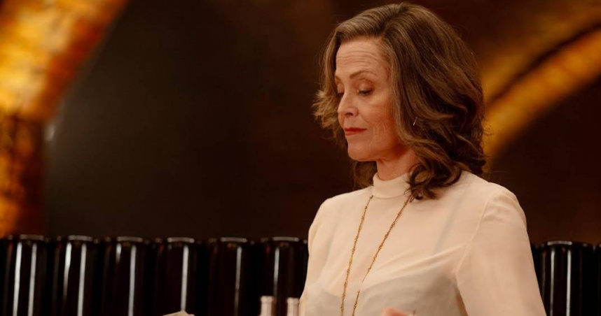 76歲雪歌妮薇佛在本片逆齡美炸，更挑戰4吋高跟鞋，宛如復古蛇蠍美人。（圖／采昌提供）