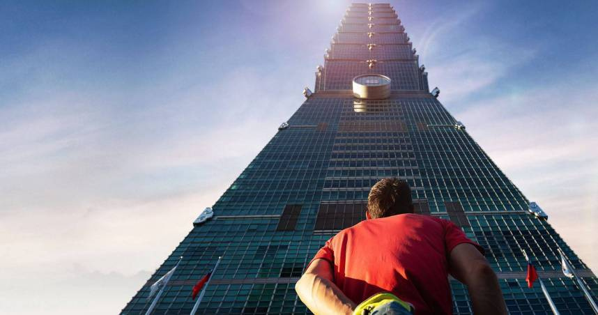 知名攀登家霍諾德(Alex Honnold)本週末將再度挑戰極限,計畫以全程無繩索、無安全裝備的方式,攀登全球最高摩天大樓之一的台北101。(圖/Netflix提供)