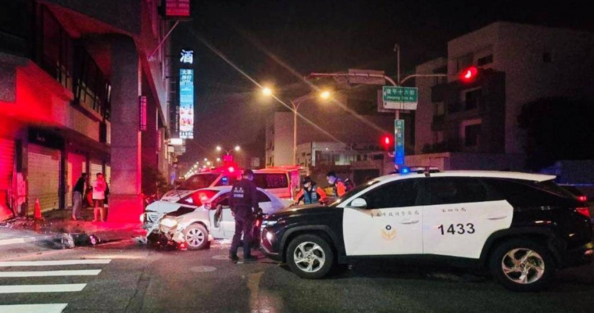 台南安平區一名男子酒駕拒檢失控自撞民宅，造成車毀人傷，酒測值高達0.85毫克遭警方送辦。（圖／翻攝畫面）