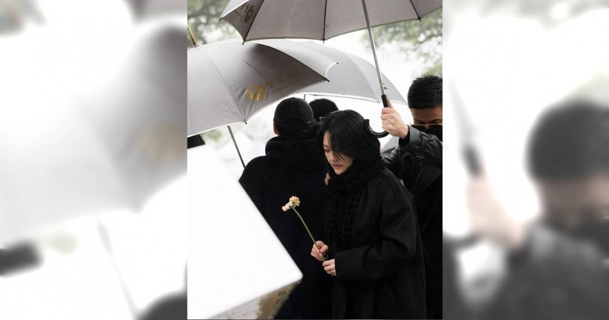 小S獻花給大S。（圖／經紀公司提供）