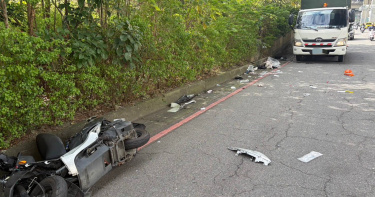 楊姓男子5日上午不明原因追撞停在路邊的環保車，導致他重傷不治，2清潔隊員受傷。（圖／翻攝畫面）