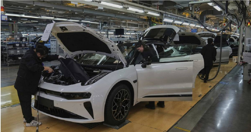 在中國東部浙江省寧波市的極氪汽車組裝廠，工人正在組裝極氪001電動車。（圖／達志／美聯社）