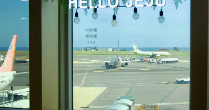 事發地點為機場3樓出發區1號閘門附近高架道路。（圖／翻攝自紅星新聞）