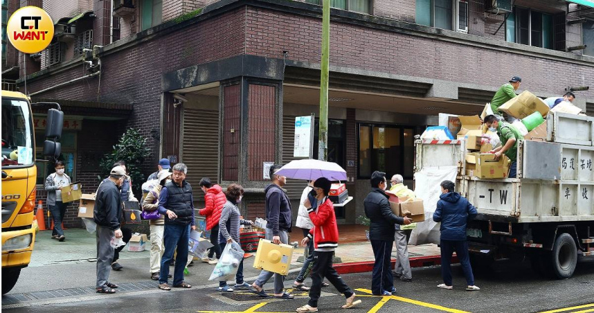 台北市松山信義區居民多是上班族，下班時間難配合垃圾車收運時間，因此滿志剛提出定點垃圾收集站構思。（示意圖／本刊攝影組）