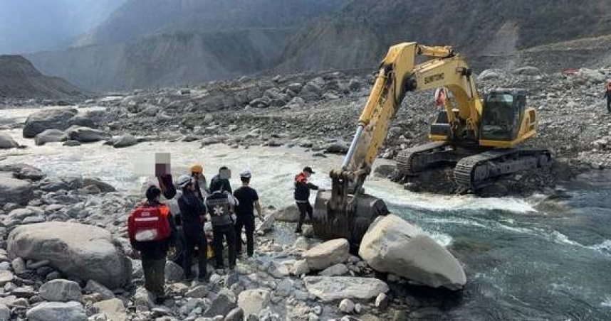 高雄瓦筏哈橋驚傳墜橋悲劇，男騎士12米高空墜落命危送醫。（翻攝畫面）