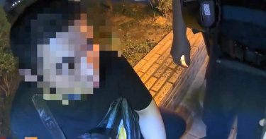 李男因在管制區抽菸而遭警方盤查，導致其收水手身分曝光，並被逮捕移送法辦。（圖／翻攝畫面）