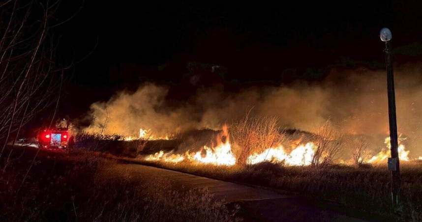 澎湖縣望安鄉西安村今（9）晚間驚傳雜草燃燒，因東北季風助長火勢，延燒面積接近10公頃，並朝聚落區擴散，31名警消合力灌救中。（圖／翻攝畫面）