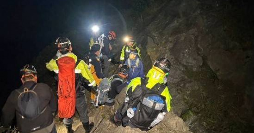 波蘭登山客疑肩胛骨骨折卡稜線，警消11人急衝黑夜救援。(圖∕翻攝畫面)