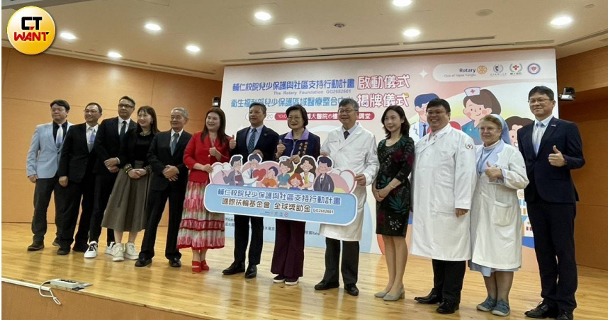 輔仁大學附設醫院「兒少保護區域醫療整合中心」，20日舉行揭牌儀式。（圖／李蕙璇攝）