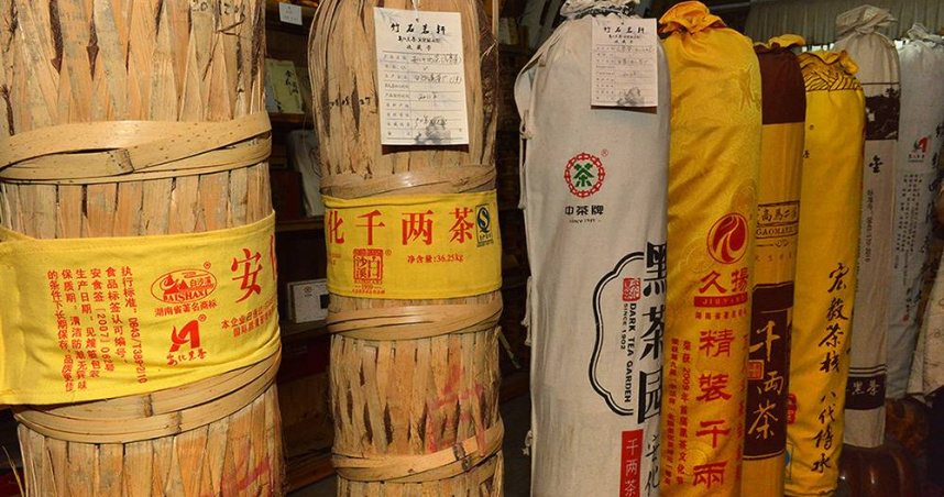 以竹編包裹緊壓而成圓柱形的千兩茶，因每支茶葉淨含量合老秤一千兩而得名。（圖／吳德亮攝影）