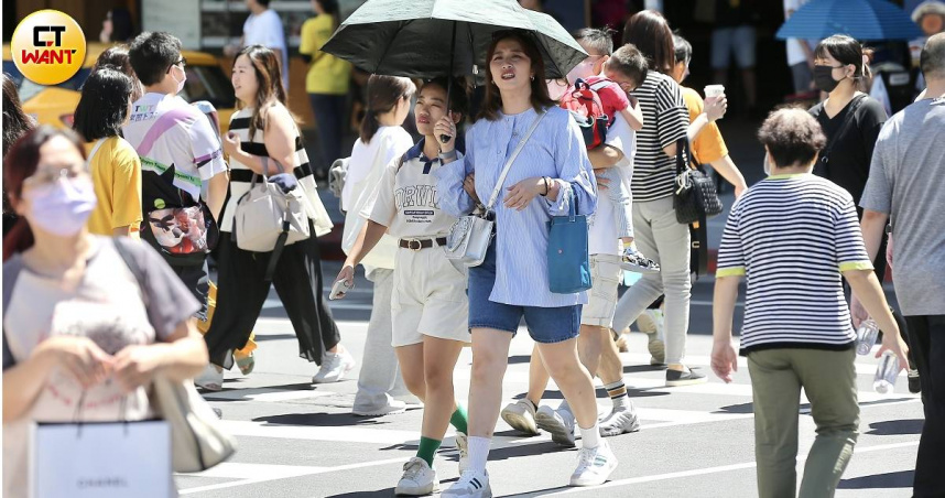 今天全台炎熱，各地高溫普遍在30度以上，南部近山區可能飆破36度。（示意圖／黃耀徵攝）