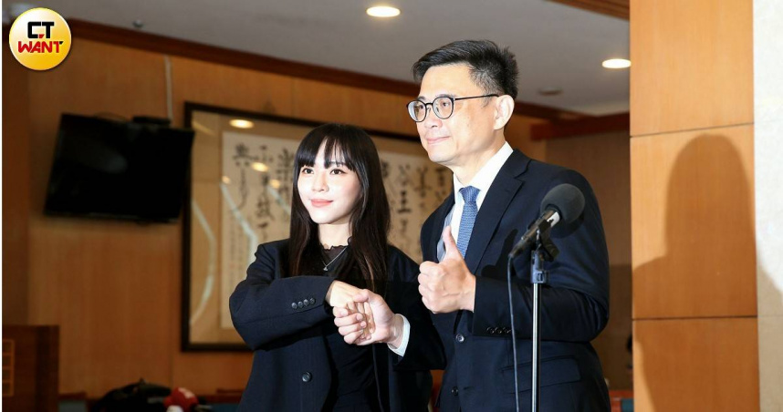 民進黨立委黃捷（左）參選高雄市黨部主委，前往拜會市長參選人賴瑞隆（右）尋求支持。（圖／周志龍攝）